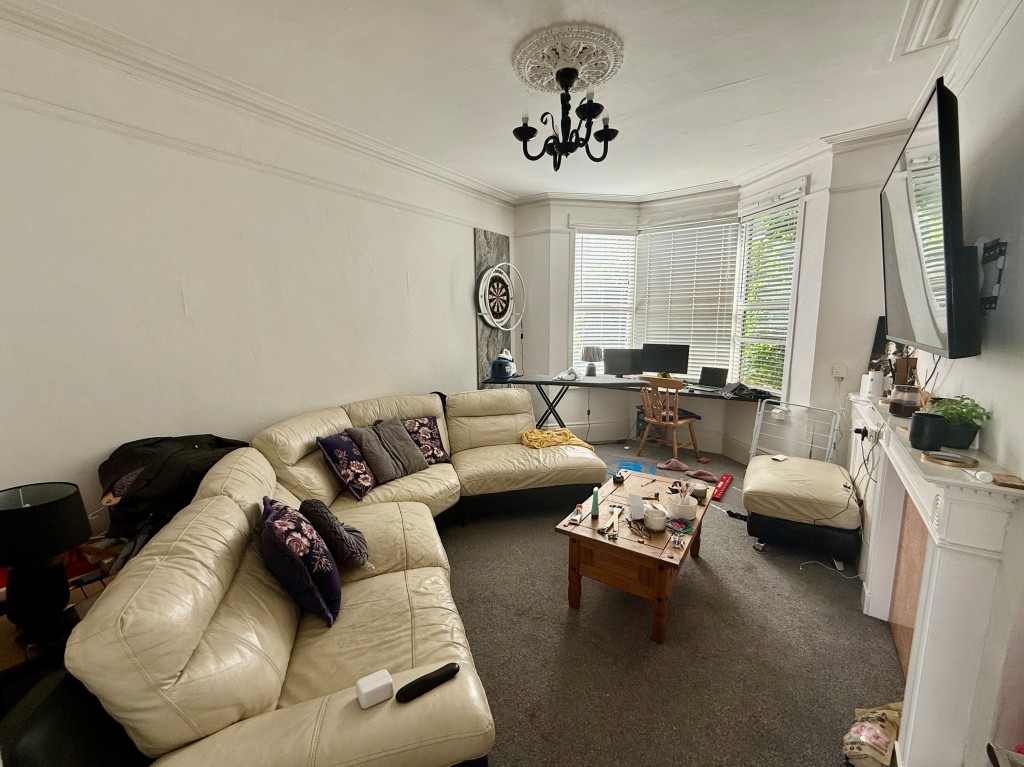 Lot: 69 - ATTRACTIVE PAIR OF SEMI-DETACHED HOUSES - 1 Mays Road - Living room